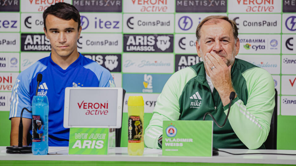 Tlačová konferencia ŠK Slovan Bratislava pred odvetným zápasom play-off Európskej ligy UEFA proti cyperskému klubu Aris Limasol FC. Na snímke Vladimír Weiss a Dávid Strelec.