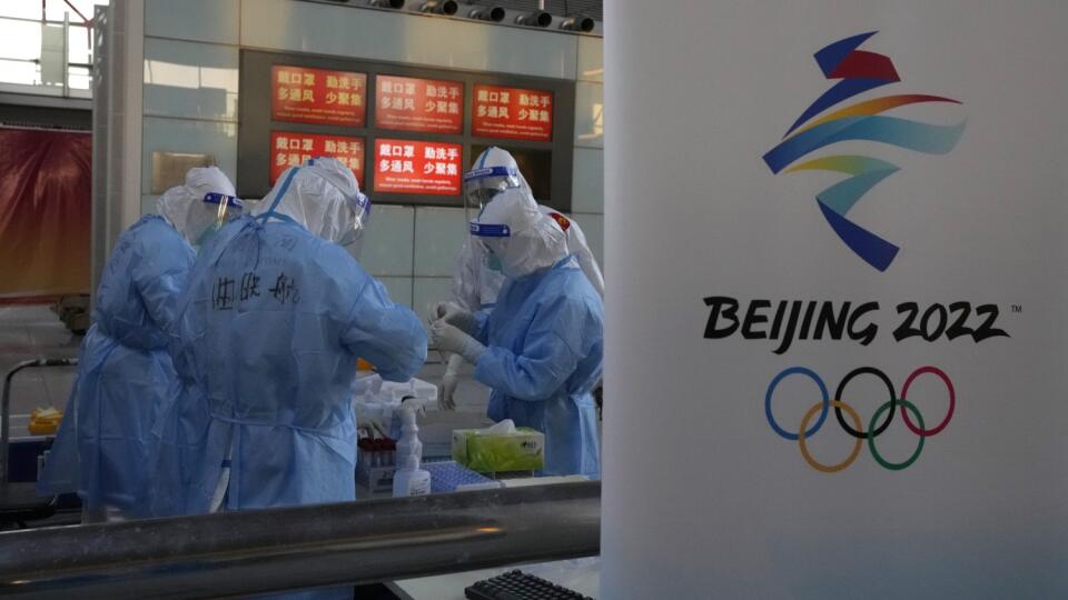 WA 24 Peking - Pracovníci odetí v špeciálnych ochranných odevoch počas príchodu účastníkov na zimné olympijské hry na letisku v Pekingu v pondelok 31. januára 2022. Organizátori ZOH 2022 v Pekingu odhalili ďalších 37 koronavírusových prípadov. Po prílete do Číny malo pozitívny test 28 ľudí, z nich ôsmi boli športovci alebo ďalší členovia tímov. ZOH odštartujú slávnostným ceremoniálom v piatok 4. februára. FOTO TASR/AP
Olympic workers wear protective gear as passengers arrive at the Beijing Ca