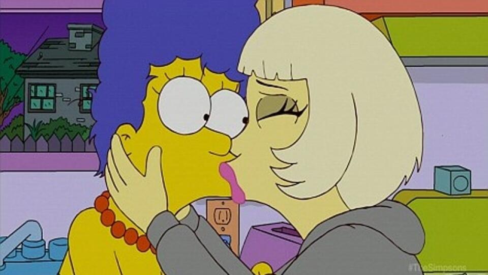 Bozk: Lady
Gaga a Marge
vo vášnivom
objatí.