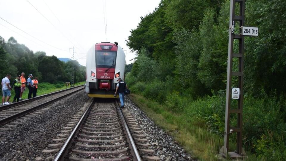 Rannú zrážku s vlakom na Kysuciach neprežil 29-ročný muž