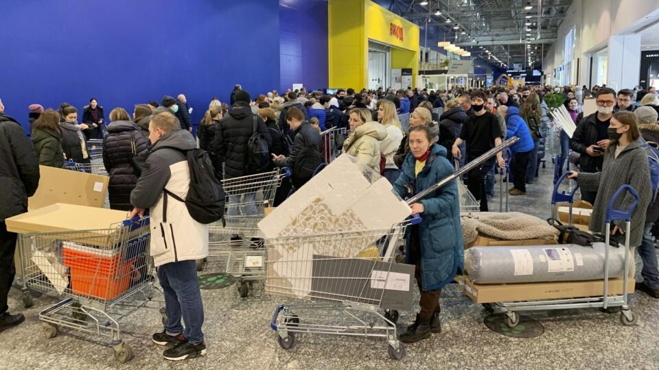 KK13 Moskva - Ľudia čakajú v rade, aby zaplatili svoje nákupy v obchodnom dome Ikea 3. marca 2022 v Moskve. Švédsky nábytkársky gigant Ikea vo štvrtok oznámil, že v reakcii na vojnu na Ukrajine pozastaví svoje aktivity v Rusku a Bielorusku. Zasiahne to takmer 15.000 zamestnancov, 17 obchodov a tri výrobné závody. FOTO TASR/AP
People wait in a line to pay for her purchases at the IKEA store on the outskirts of Moscow, Russia, Thursday, March 3, 2022. IKEA is closing its stores and pausing all sou
