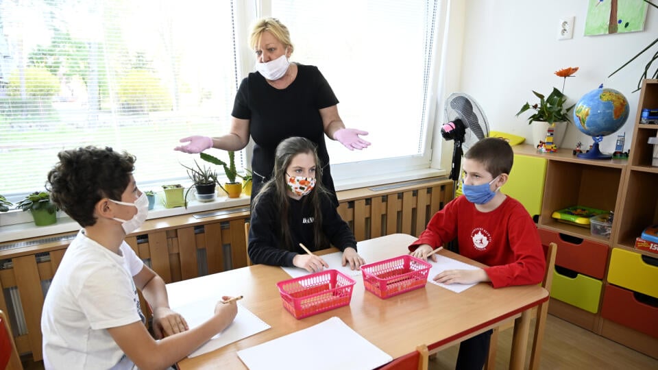 Deti zdravotníkov z fakultnej nemocnice počas prvého dňa babysittingu, ktorý samospráva zriadila v jednej z trenčianskych škôlok , 20. apríla 2020 v Trenčíne. FOTO TASR - Radovan Stoklasa