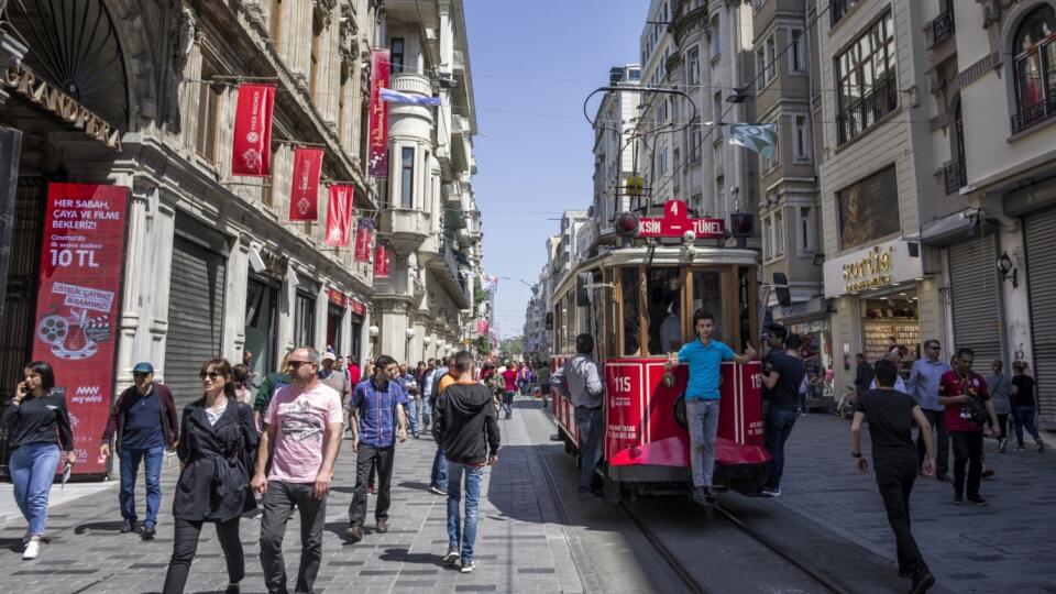 Stará električka: Premáva stredom ulice Istiklal, zatiaľ čo´futbaloví fanúšikovia oslavujú titul.