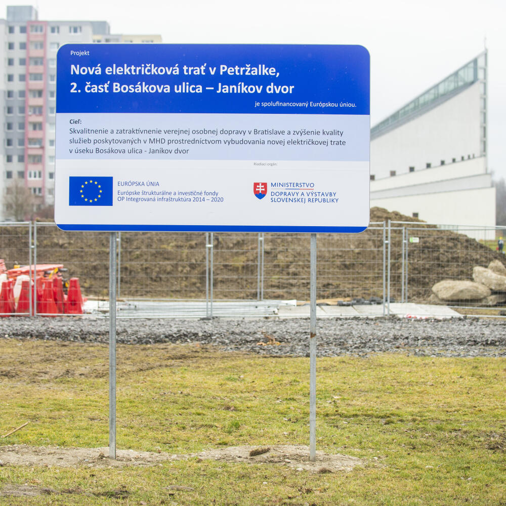 Na výstavbe novej električkovej trate v Petržalke sa začali prvé práce pred pár týždňami, išlo najmä o výrub stromov a náletových drevín. Budúci úsek električkovej trate Bosákova - Janíkov dvor bude nadväzovať na prvý úsek Jesenského - Jungmannova a oba úseky budú spolu po dokončení vytvárať jeden prevádzkový celok. Na snímke informačná tabuľa pri plánovanom stavenisku 4. januára 2022 v Bratislave. FOTO TASR - Jakub Kotian