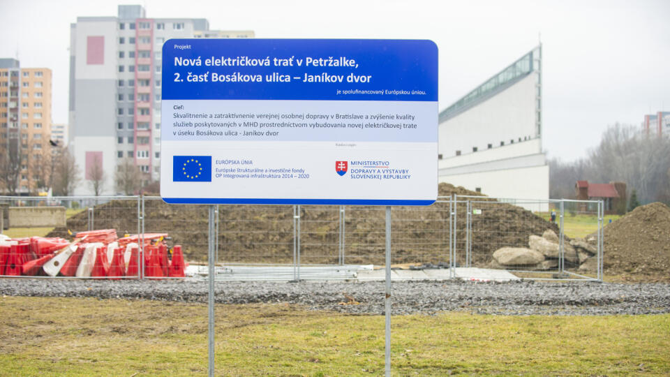 Na snímke informačná tabuľa pri plánovanom stavenisku 4. januára 2022 v Bratislave.