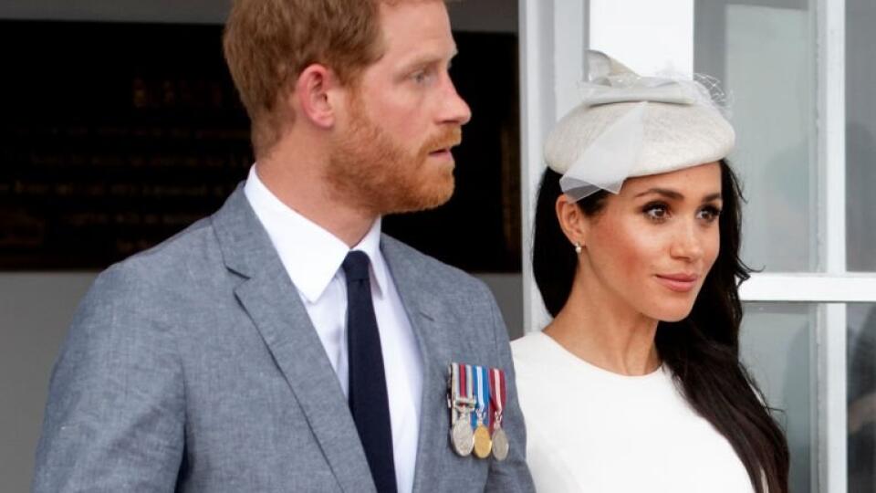 Harry a Meghan sa snažia žiť mimo najväčšieho centra záujmu, no aj toto im verejnosť vytýka.