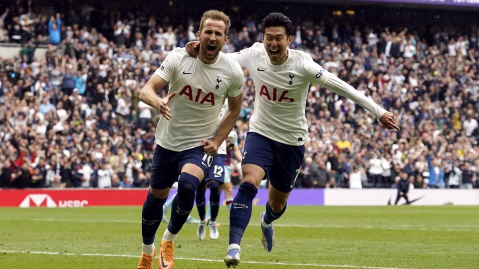 WA 66 Londýn - Futbalista Tottenhamu Hotspur Harry Kane (vľavo) sa teší po strelení gólu v zápase 37. kola Premier League Tottenham Hotspur - FC Burnley v Londýne v nedeľu 15. mája 2022. FOTO TASR/AP
Tottenham Hotspur's Harry Kane, left, celebrates scoring during the English Premier League soccer match between Tottenham Hotspur and Burnley at the Tottenham Hotspur Stadium, London, Sunday May 15, 2022. (Andrew Matthews/PA via AP)