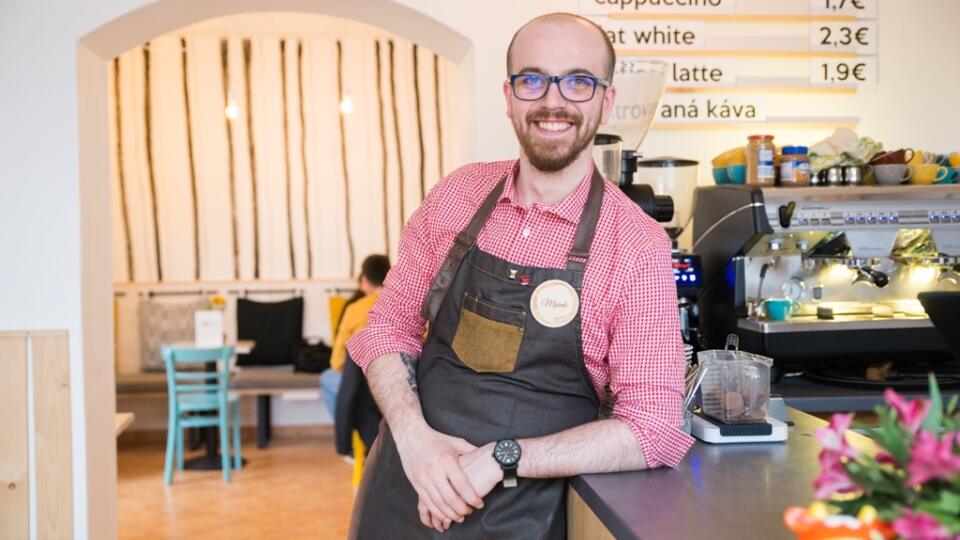 Marek Benikovský je mladý barista,ktorý verí, že zlé časy jeho kaviarničiek nepotrvajú dlho.