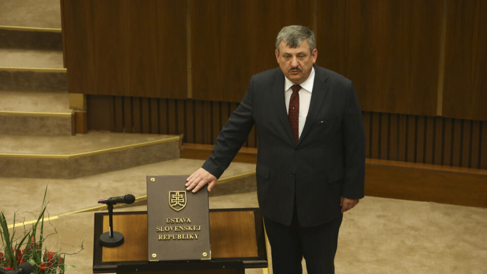 Anton Hrnko skladá poslanecký sľub.