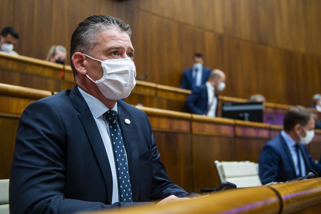 Na snímke minister vnútra SR Roman Mikulec (OĽaNO) počas mimoriadnej 31. schôdze parlamentu, na ktorej minister vnútra SR Roman Mikulec (OĽaNO) má čeliť odvolávaniu 15. júna 2021 v Bratislave. FOTO TASR - Jakub Kotian 