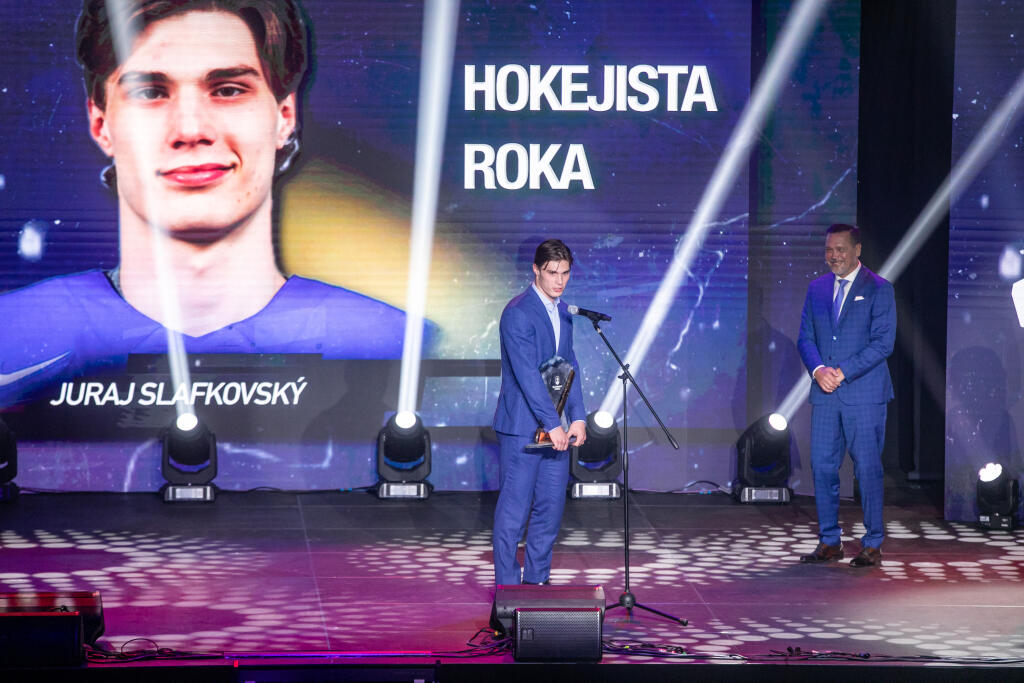 Juraj Slafkovský sa na pódiu objavil dokopy trikrát.