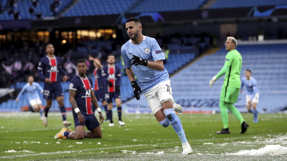 KK47 Manchester - Na snímke tfutbalista Riyad Mahrez z Manchestra City sa teší z gólu počas odvety semifinále Ligy majstrov Manchester City - Paríž Saint-Germain 4. mája 2021 v Manchestri. FOTO TASR/AP
Manchester City's Riyad Mahrez celebrates after scoring his side's first goal of the game against Paris Saint-Germain during the Champions League semifinal second leg soccer match at the Etihad Stadium, Manchester, England, Tuesday May 4, 2021. (Martin Rickett/PA via AP)
