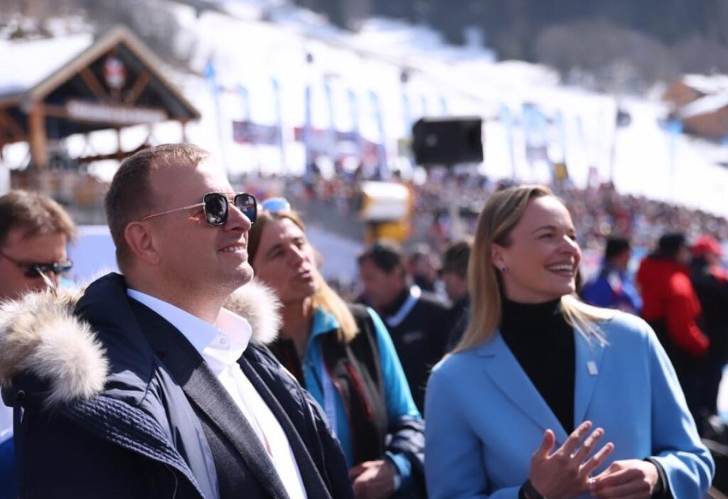 Poslankyňa Romana Tabák a predseda NR SR Boris Kollár si Vlhovej preteky vo Francúzsku užívali.