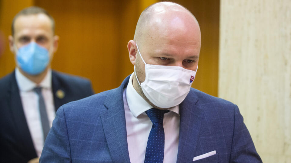 Na snímke minister obrany SR Jaroslav Naď (OĽaNO) pred rokovaním 77. schôdze vlády SR vo štvrtok 18. februára 2021 v Bratislave. FOTO TASR - Jakub Kotian