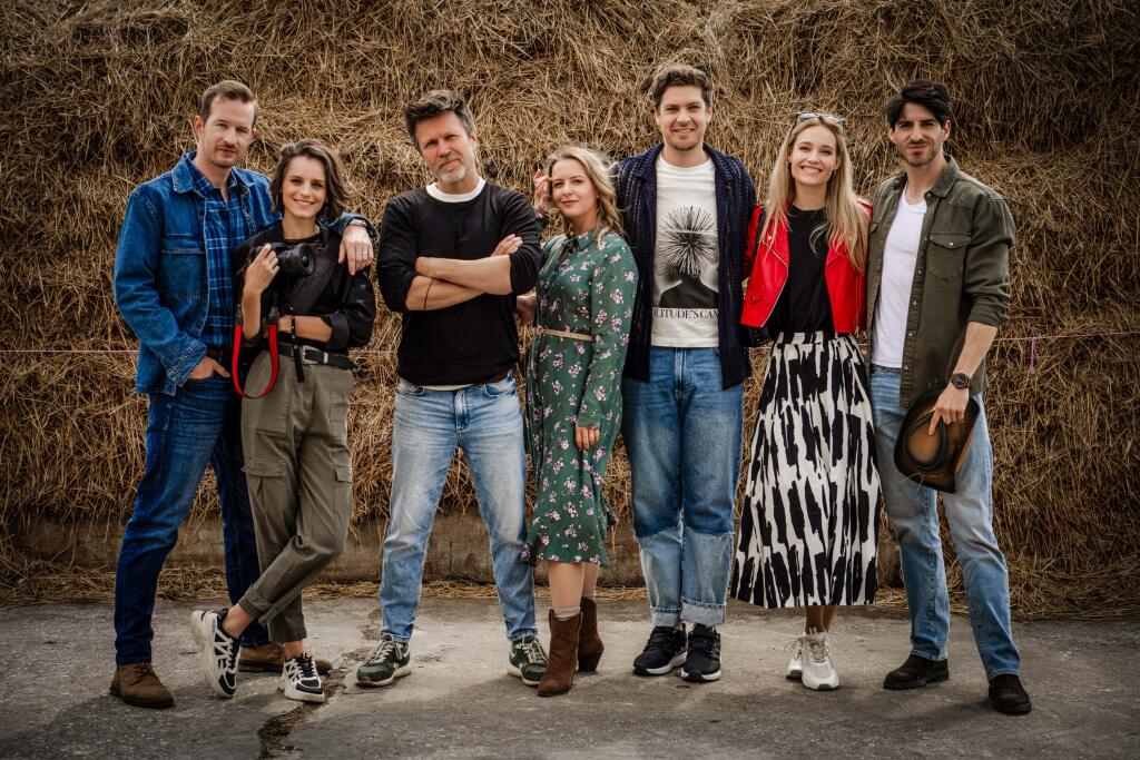 Zľava: Roman Poláčik, Monik Šagátová, režisér Roman Fábian, Marta Kondrla, Erik Žibek, Diana Klamová, Attila Matušek.