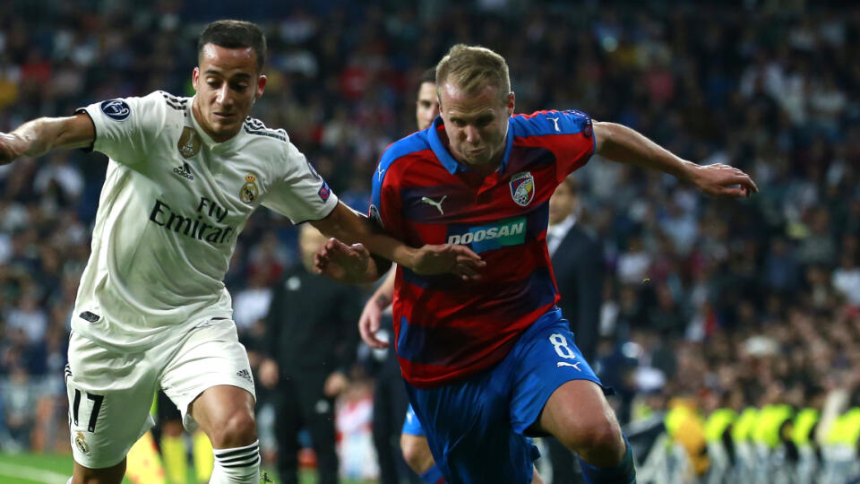 Lucas Vazquez a David Limberský počas skupinového zápasu skupiny G v Lige majstro