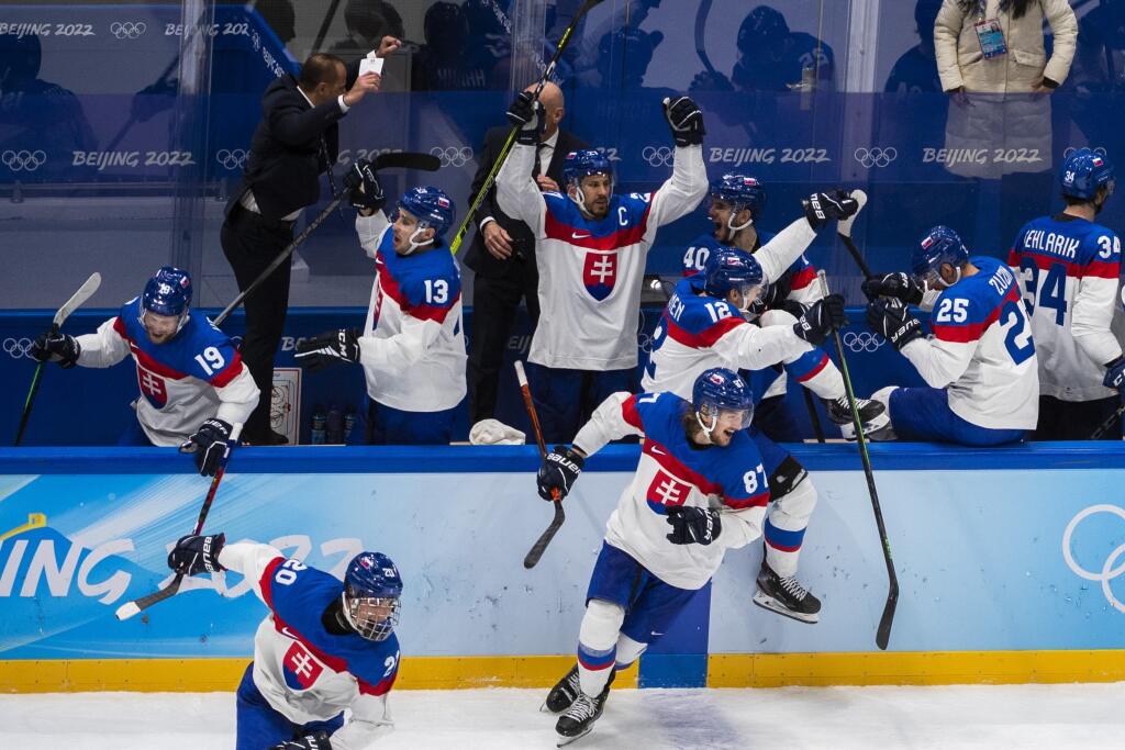 Hráči Slovenska sa tešia z postupu do semifinále po víťazstve 3:2 vo štvrťfinále olympijského turnaja v hokeji mužov nad USA po samostatných nájazdoch na ZOH 2022 v Pekingu v stredu 16. februára 2022.