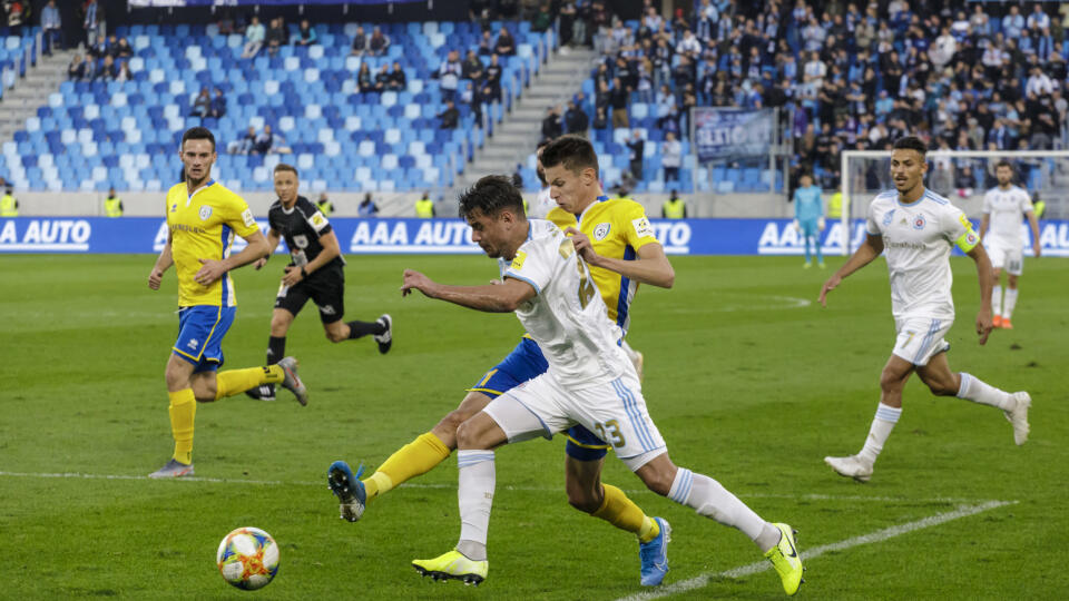 Na snímke zľava v popredí Arťom Suchockij (Slovan) a David Hrnčár (Pohronie) počas zápasu 12. kola  futbalovej Fortuna Ligy ŠK Slovan Bratislava - FK Pohronie Žiar nad Hronom Dolná Ždaňa. V Bratislave 19. októbra 2019. FOTO TASR - Dano Veselský 