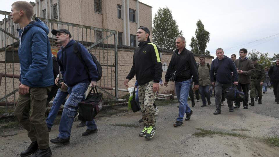 WA 68 Volgograd - Ruskí branci kráčajú okolo vojenského náborového centra v ruskom Volgograde v sobotu 24. septembra 2022. Ruský prezident Vladimir Putin v stredu v televíznom prejave oznámil čiastočnú mobilizáciu obyvateľstva v Rusku. Ide o prvú vojenskú mobilizáciu od druhej svetovej vojny. FOTO TASR/AP
Russian recruits walk past a military recruitment center in Volgograd, Russia, Saturday, Sept. 24, 2022. Russian President Vladimir Putin on Wednesday ordered a partial mobilization of reser