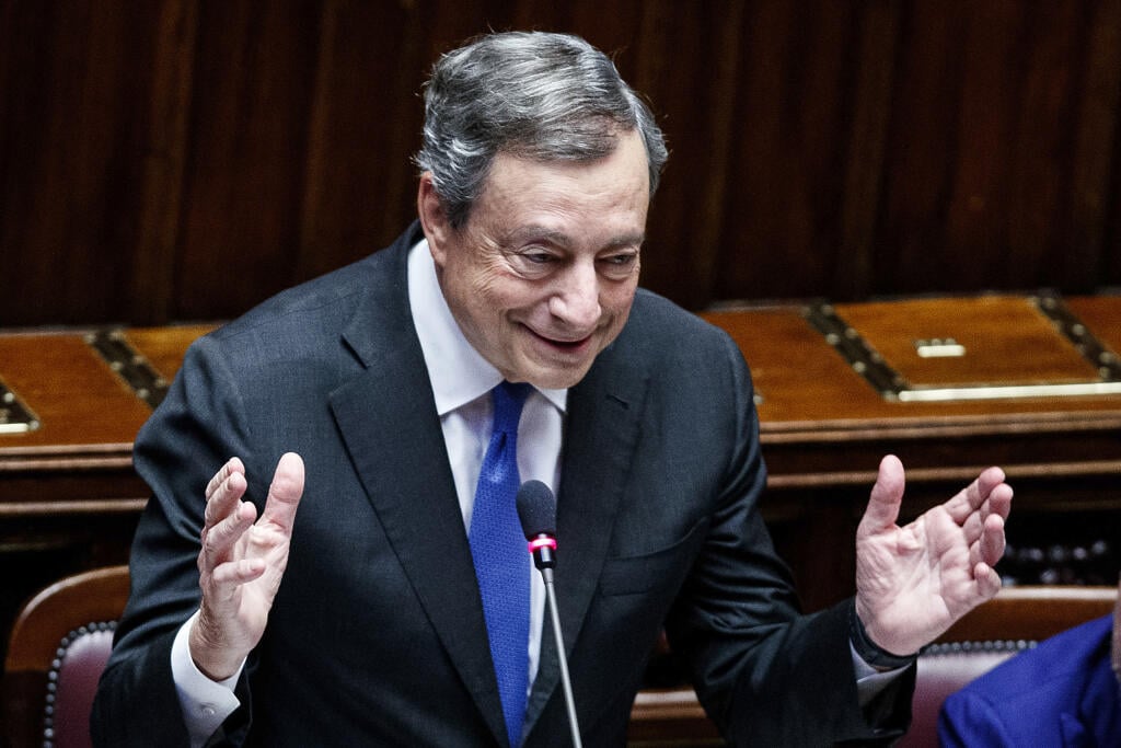JB 16 Rím - Taliansky premiér Mario Draghi reaguje po jeho prejave v parlamente 21. júla 2022. Taliansky premiér Mario Draghi v stredu uspel v hlasovaní o dôvere v talianskom Senáte. Bojkot hlasovania trojicou kľúčových koaličných strán však znižuje šance vlády na prežitie. TASR správu prevzala z agentúry AP. FOTO TASR/AP

Italian Premier Mario Draghi reacts as he addresses the Parliament in Rome, Italy, Thursday, July 21, 2022. Premier Mario Draghi's national unity government headed for collaps