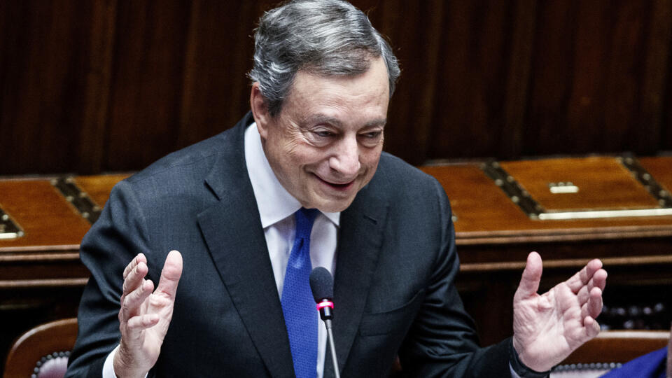 JB 16 Rím - Taliansky premiér Mario Draghi reaguje po jeho prejave v parlamente 21. júla 2022. Taliansky premiér Mario Draghi v stredu uspel v hlasovaní o dôvere v talianskom Senáte. Bojkot hlasovania trojicou kľúčových koaličných strán však znižuje šance vlády na prežitie. TASR správu prevzala z agentúry AP. FOTO TASR/AP
Italian Premier Mario Draghi reacts as he addresses the Parliament in Rome, Italy, Thursday, July 21, 2022. Premier Mario Draghi's national unity government headed for collaps