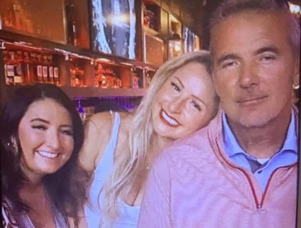 Americké médiá nelenili, pátrali a podľa všetkého aj vypátrali sexi zvodkyňu známeho trénera. Ide o blondínu, na instagrame pod pseudonymom Cayman Nebraska.