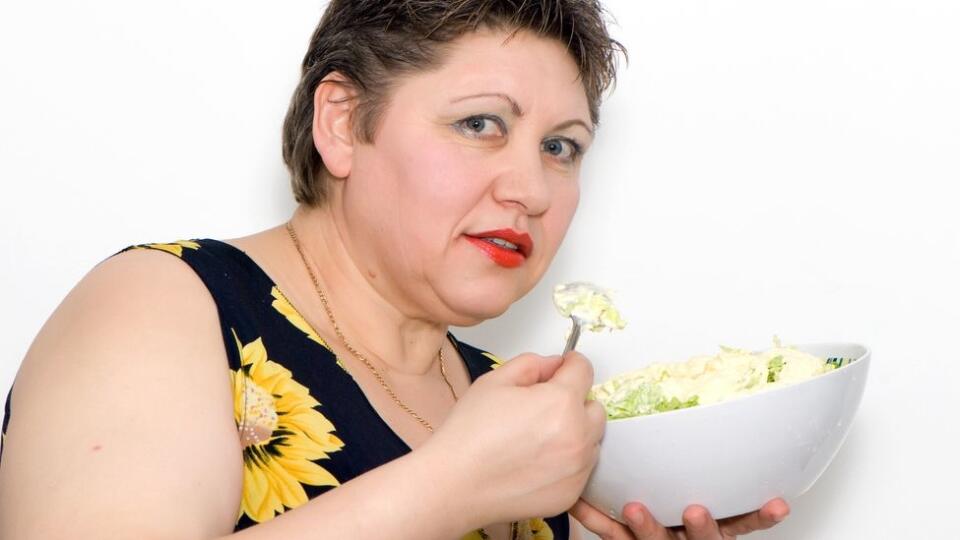 Čítanie, sledovanie mobilu či televízie, počúvanie hudby počas jedla vedú k obezite.