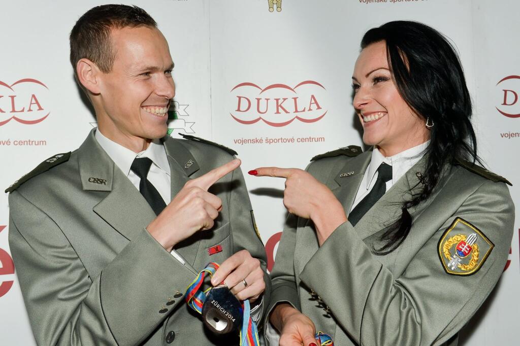 Martine Hrašnovej (tretia zľava) to sekne aj v uniforme. Na snímke je s chodcom Matejom Tóthom.