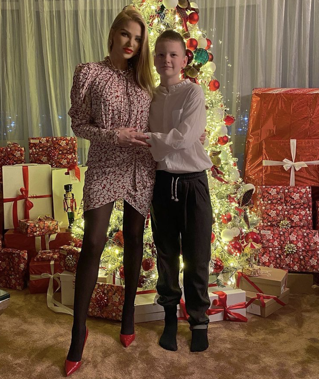 Alena Pallová so synom. Lekárka predviedla extrémne štíhle nohy.