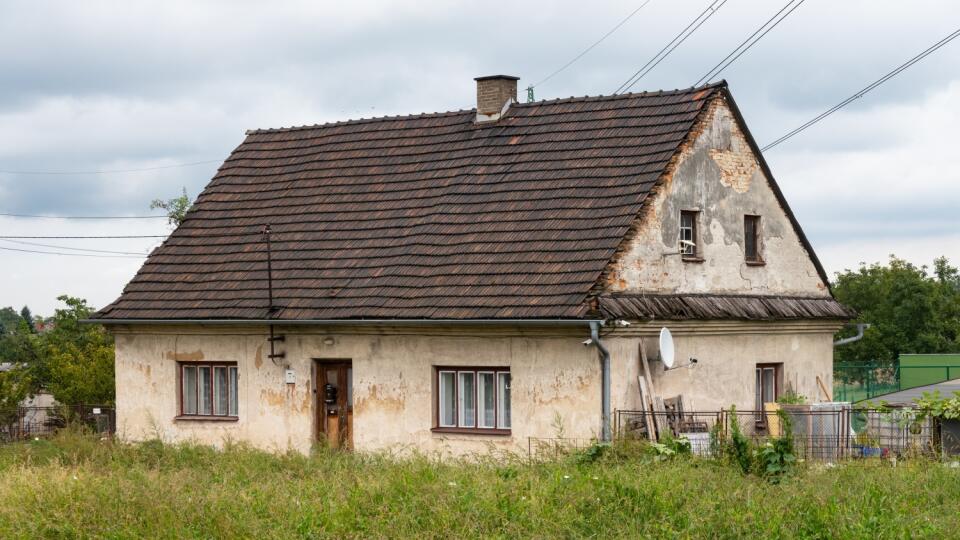 Old,Family,House,With,Cracked,Plaster,In,Landscape