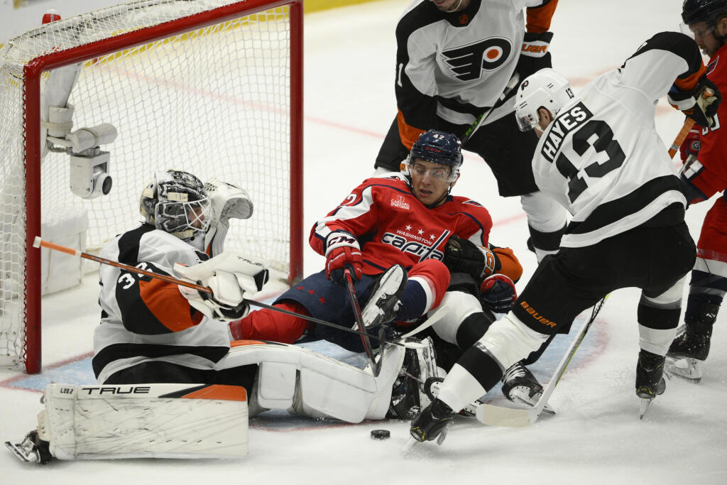 KK5 Washington - Slovenský obranca Martin Fehérváry (42) z Washingtonu Capitals v súboji o puk s brankárom Felixom Sandströmom a Kevinom Hayesom z Washingtonu Capitals počas zápasu zámorskej NHL 23. novembra 2022 vo Washingtone. FOTO TASR/AP
Washington Capitals defenseman Martin Fehervary (42) battles for the puck against Philadelphia Flyers goaltender Felix Sandstrom (32) and center Kevin Hayes (13) during the third period of an NHL hockey game, Wednesday, Nov. 23, 2022, in Washington. The Capi
