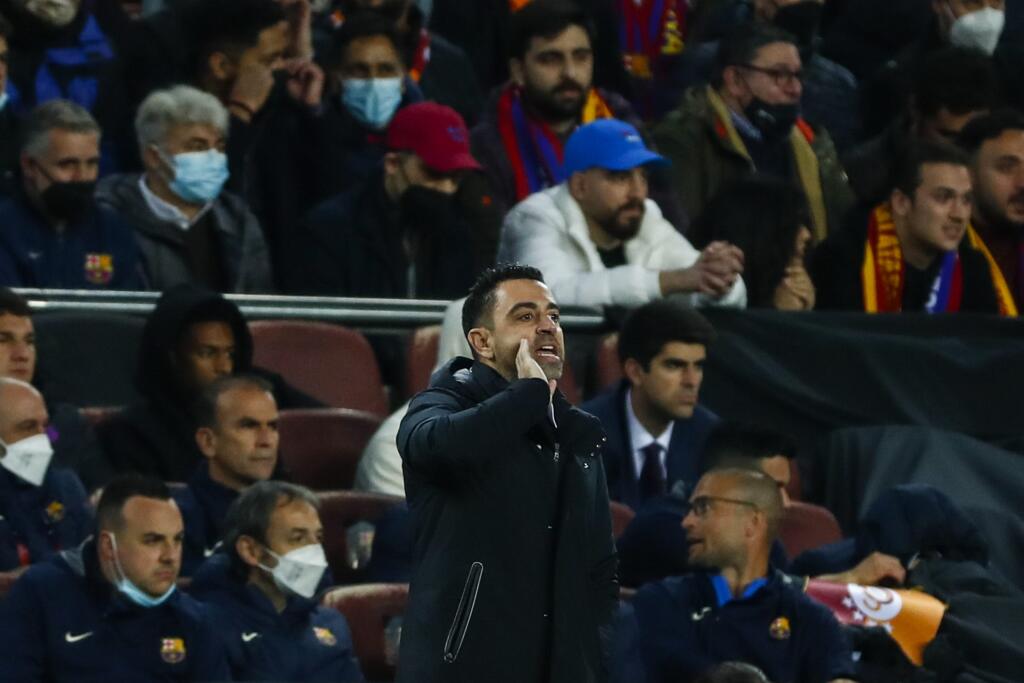 KK65 Barcelona - Tréner FC Barcelony Xavi Hernandez počas prvého zápasu osemfinále Európskej ligy FC Barcelona - Galatasaray Istanbul 10. marca 2022 v Barcelone. FOTO TASR/AP
Barcelona's head coach Xavi Hernandez gives instruction inside the box team area during the Europa League, round of 16, first leg soccer match between FC Barcelona and Galatasaray at the Camp Nou stadium in Barcelona, Spain, Thursday, March 10, 2022. (AP Photo/Joan Monfort)