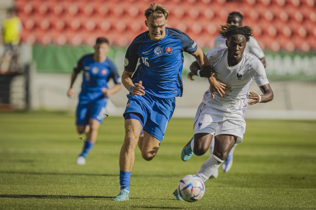 Na snímke Adam Griger a Warren Bondo počas zápasu A-skupiny Majstrovstiev Európy vo futbale hráčov do 19 rokov medzi reprezenáciami Slovenska a Francúzska na Štadióne Antona Malatinského v Trnave.