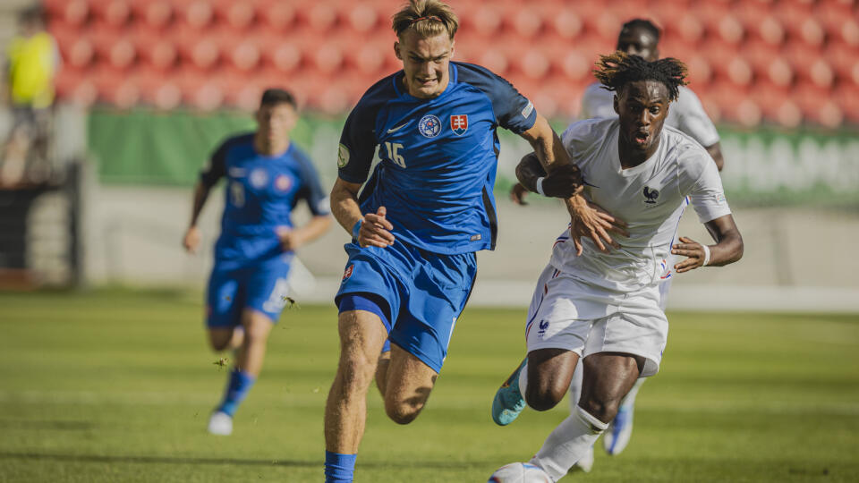 Na snímke Adam Griger a Warren Bondo počas zápasu A-skupiny Majstrovstiev Európy vo futbale hráčov do 19 rokov medzi reprezenáciami Slovenska a Francúzska na Štadióne Antona Malatinského v Trnave.