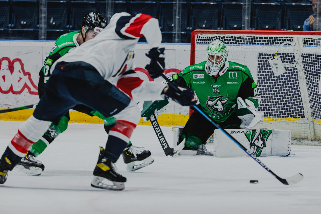 Na snímke Jakub Lackovič (Nové Zámky) počas zápasu 11.kola základnej časti hokejovej Tipos Extraligy medzi HC Slovan Bratislava a HC Nové Zámky.