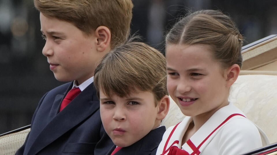 Zľava britský princ George, princ Louis a princezná Charlotte odchádzajú v koči z Buckinghamského paláca na vojenskú prehliadku Trooping the Colour v Londýne 17. júna 2023. Na počesť narodenín britského kráľa Karola III. sa v centre Londýna uskutoční vojenská prehliadka Trooping the Colour. Koná sa tradične v júni; narodeniny má Karol III. až 14. novembra. FOTO TASR/AP