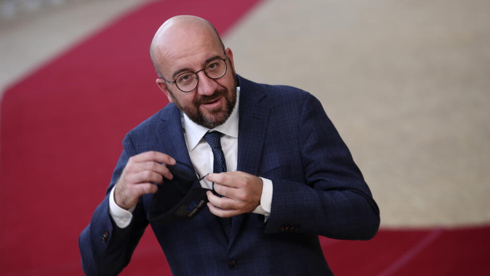 WA 30 Brusel - Predseda Európskej rady Charles Michel si odkladá rúško pred vyhlásením pred začiatkom okrúhleho stola lídrov EÚ v Bruseli v pondelok 20. júla 2020.Štvrtý deň oficiálnych rokovaní lídrov EÚ v Bruseli zaznamenal sériu odkladov. Michel nakoniec rozhodol, že rokovania budú pokračovať o 20.00 hodine a zároveň pripravil pre šéfov štátov a vlád aj nový dokument s návrhmi, ktoré by mohli znamenať kompromis pre dosiahnutie dohody o novom sedemročnom rozpočte EÚ a pláne hospodárskej obnovy