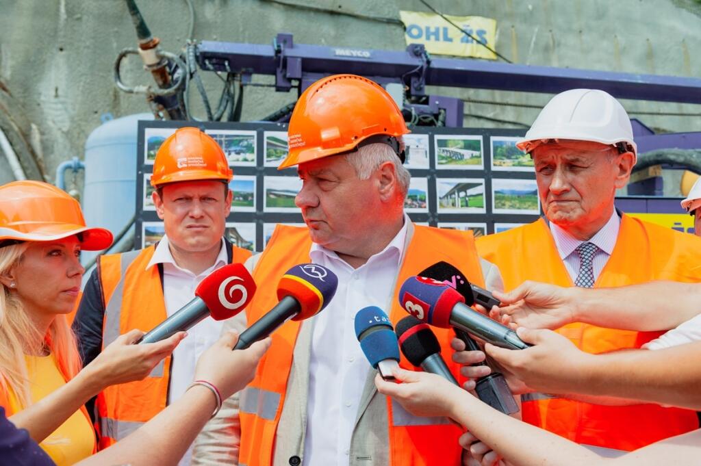 Minister dopravy a výstavby Árpád Érsek a primátor mesta Ružomberok Igor Čombor v tuneli Čebrať