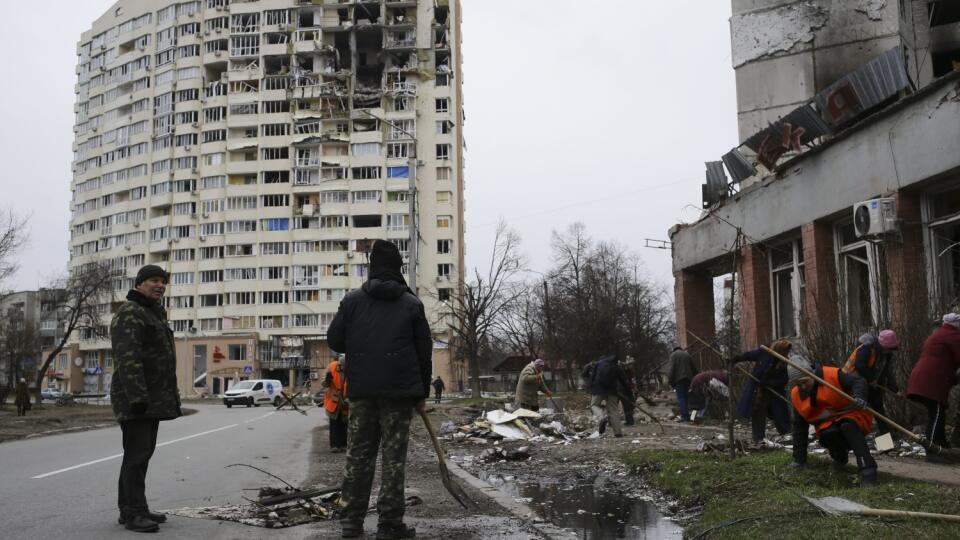 Obyvatelia čistia ulicu v meste Černihiv počas 42. dňa ruskej invázie na Ukrajinu.
