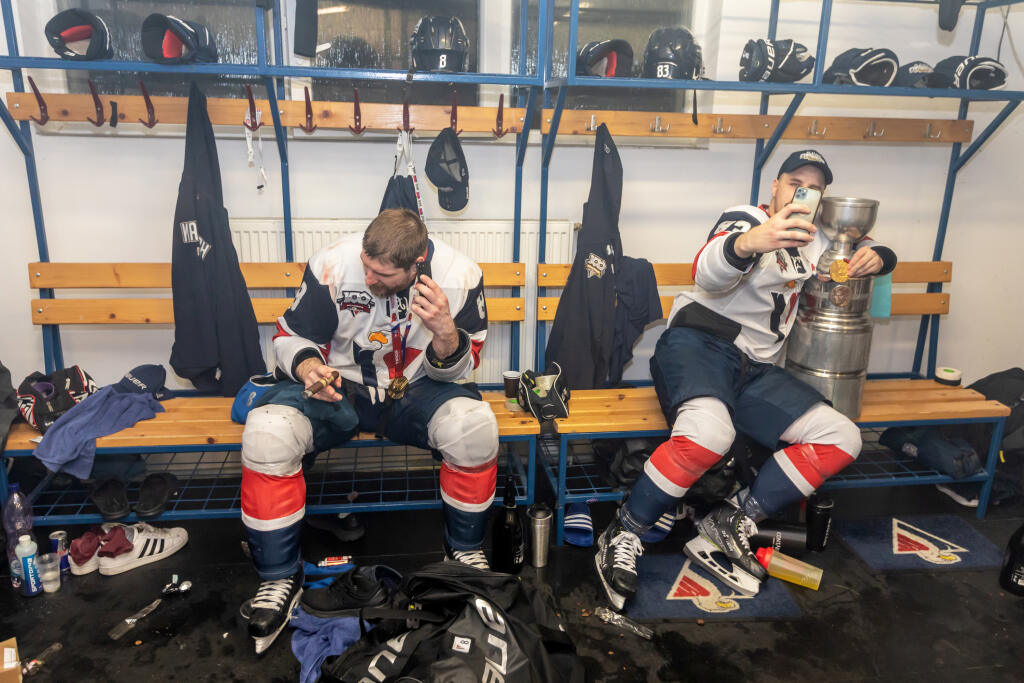 Hokejisti HC Slovan Bratislava zvíťazili v šiestom zápase finále Kaufland play off Tipos extraligy 2021/2022 a získali titul majstra SR. Šiesty zápas vyhrali s HK Nitra 5:2 a celú sériu 4:2 na zápasy. Na snímke sú oslavy titulu v šatni, Michal Sersen a Martin Belluš.