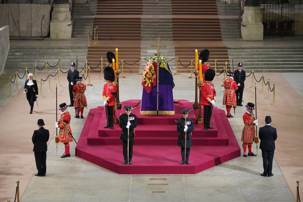 WA 25 Londýn - Hlavná ceremoniárka Snemovne lordov, hornej komory Parlamentu Spojeného kráľovstva, Sarah Clarkeová (vľavo), vzdáva poctu zosnulej britskej kráľovnej Alžbete II., ktorej rakva bola vystavená so štátnymi poctami v priestoroch Westminsterského paláca v Londýne v pondelok 19. septembra 2022. Pozostatky panovníčky previezli do Westminsterského opátstva, kde sa o 11.00 h miestneho času (12.00 h SELČ) začal štátny pohreb. FOTO TASR/AP
Black Rod pays her respects at 06:30am inside Westm