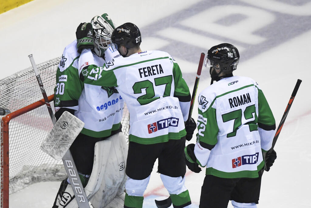 Na snímke hráči HC Mikron Nové Zámky, vľavo brankár Henri Kiviako v prvom zápase predkola Kaufland play off Tipos extraligy HC Košice - HC Mikron Nové Zámky v Košiciach 24. marca 2021. FOTO TASR - František Iván