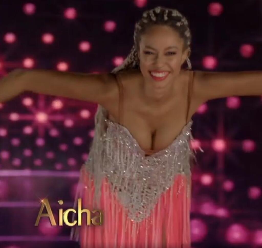 Aicha z Love Island ukáže v upútavke k Let's Dance bujný dekolt.