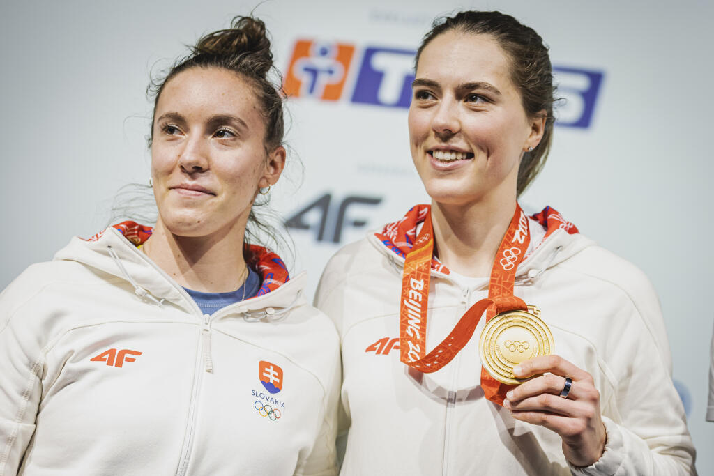 Slovenská lyžiarka Petra Vlhová sa po návrate zo zimných olympiských hier v Pekingu, na ktorých získala zlatú medailu v slalome, postavila pred média. Na snímke s bobistkou Viktóriou Čerňanskou.
