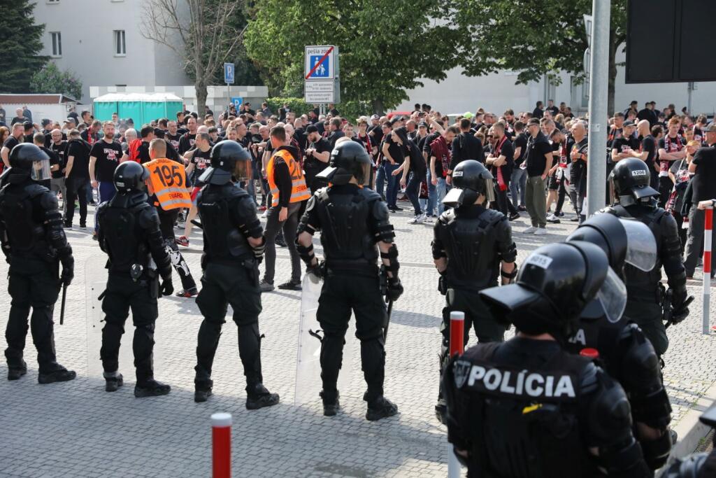 Finále Slovnaft Cupu medzi Slovanom Bratislava a Spartakom Trnava sprevádzali prísne opatrenia. Takto to vyzeralo v uliciach hlavného mesta pred príchodom fanúšikov Spartaka.