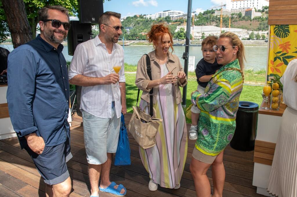 V dobrej spoločnosti pri jedle a dobrých drinkoch: Vladimir Kobielsky, Bruno Ciberej, Dominka Navara Cibulková a jej synček Jakub.