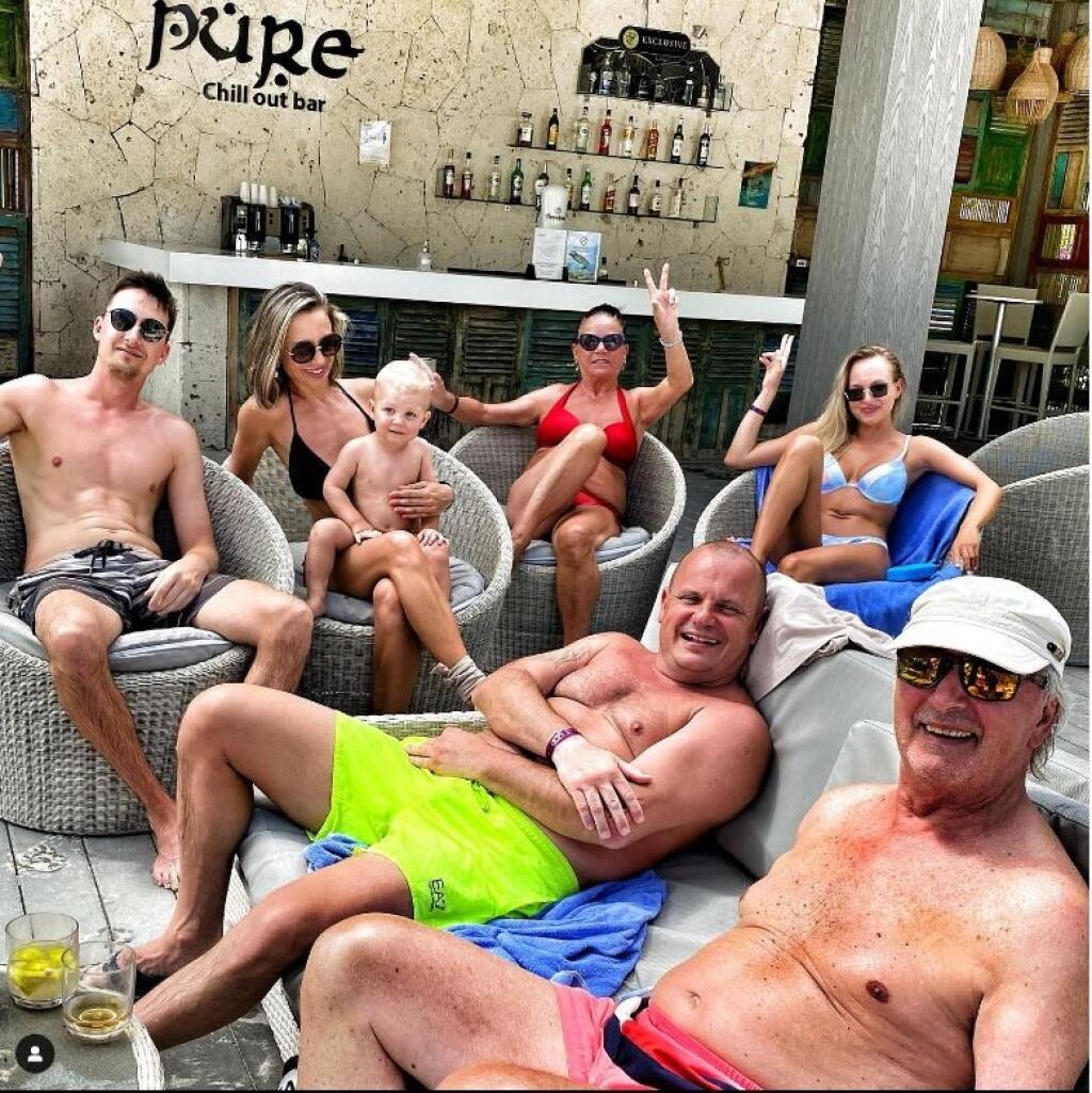 Braňo Hronec (†81) si ešte v marci takto užíval s celou rodinkou.