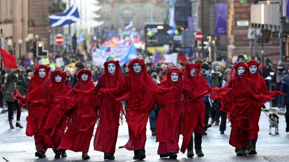 KK49 Glasgow - Klimatickí aktivisti zo skupiny Extinction Rebelion pochodujú počas protestu, ktorý zorganizovala skupina COP26 Coalition, 6. novembra 2021 v Glasgowe. Skupina COP26 Coalition organizuje v sobotu podujatia na viacerým miestach vo svete vrátane Glasgowa, kde sa v týchto dňoch koná Klimatický summit OSN (COP26). FOTO TASR/AP
Climate activists attend a protest organized by the COP26 Coalition in London, Saturday, Nov. 6, 2021. The protest was taking place as leaders and activists fro