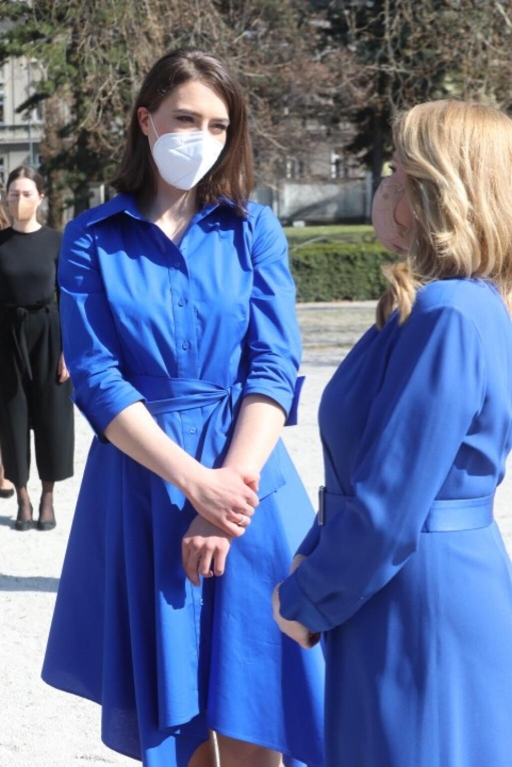 Petra Vlhová a prezidentka Zuzana Čaputová sa spoločne prešli aj po záhrade.