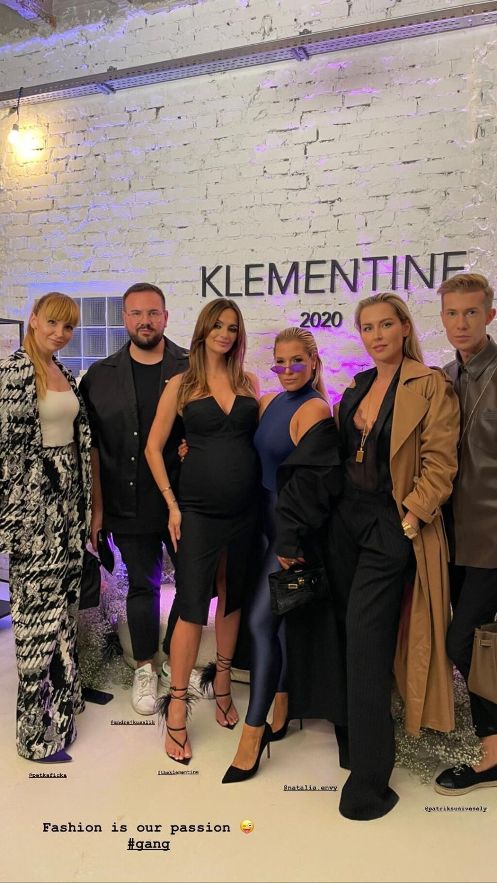 Cibulková zladila outfit do modrej farby. Pozornosť pútala aj slnečnými okuliarmi a účesom.